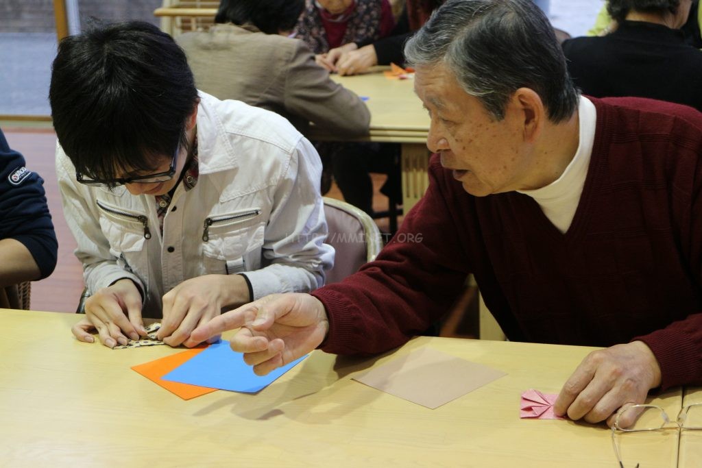 学生は折り紙を挑戦します