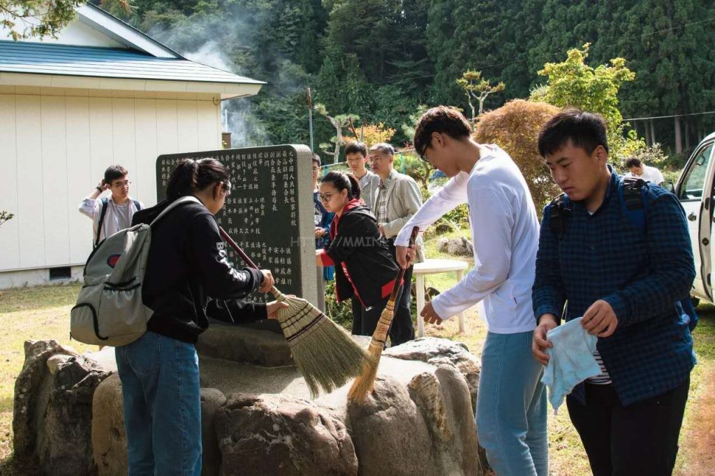 日中平和記念碑を清掃する